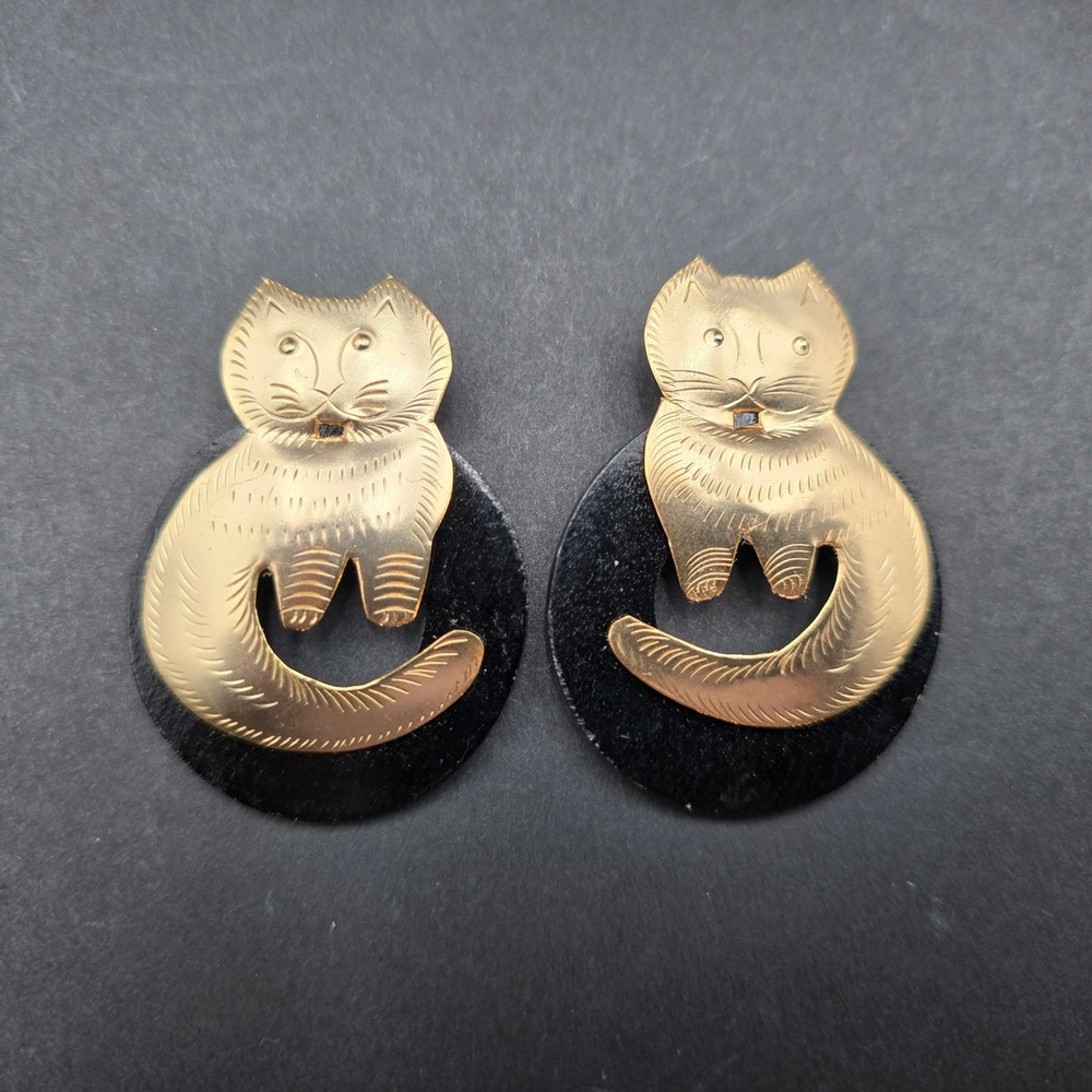 Vintage Gold Tone Etched Brass Cat Black Disc Post Earrings Novelty Kitsch